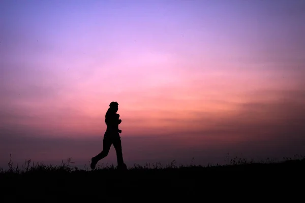 Silhuetten Ung Kvinna Jogging Natten — Stockfoto