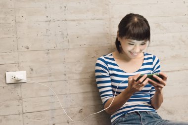 Asyalı kadın evde bir cep telefonu kullanmak