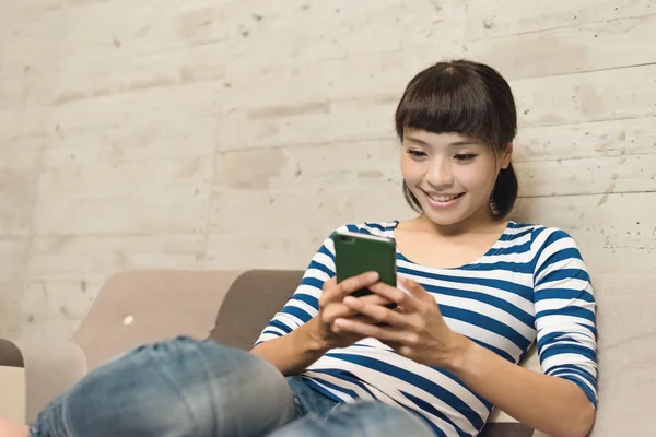 Asiatisk Kvinna Använder Mobiltelefon Hemma — Stockfoto
