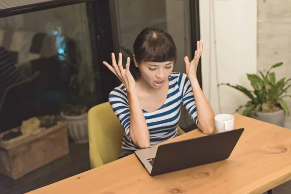 Angry Asian Young Woman Using Laptop Home — Stock Photo, Image