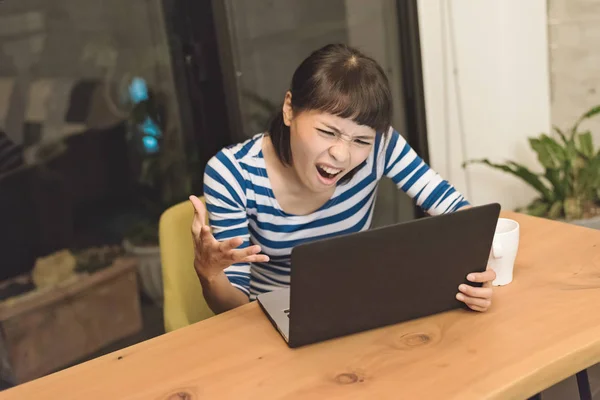 Irritado Asiático Jovem Mulher Usando Laptop Casa — Fotografia de Stock