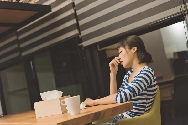 Mujer Asiática Enferma Usando Tejido Casa —  Fotos de Stock