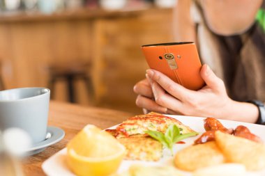 sabah kahvaltı masasında fotoğraf çekme