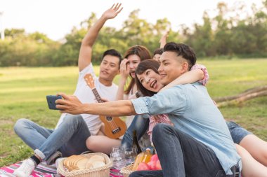 insanlar selfie parkta arkadaşlarıyla