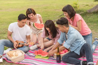 Asya insanlar bir piknik ile karpuz almak