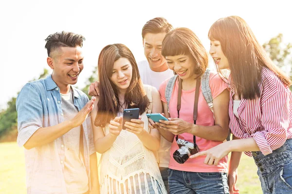 Asiático Pessoas Olhar Algo Celular Com Seus Amigos Parque — Fotografia de Stock