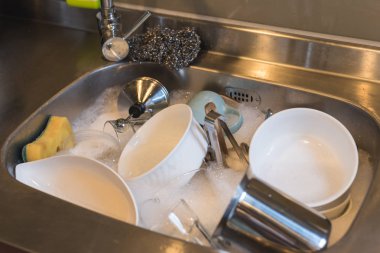 Mutfakta bulaşık su ile evde lavabo