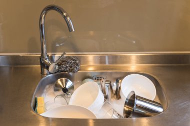 Mutfakta bulaşık su ile evde lavabo