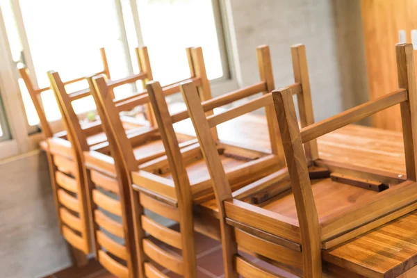 Colocar Cadeiras Madeira Mesa Limpeza — Fotografia de Stock