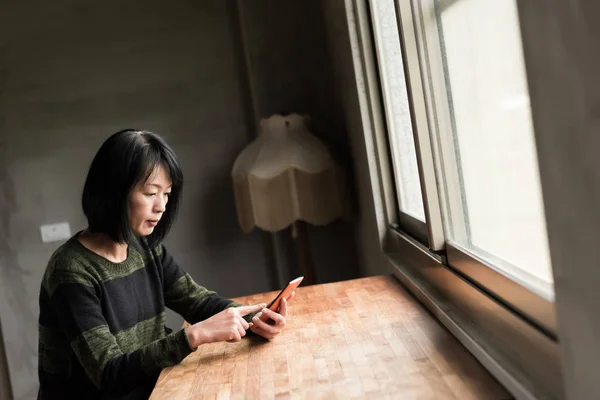 Ασιατικές Γυναίκα Που Χρησιμοποιούν Κινητό Τηλέφωνο Στο Σπίτι — Φωτογραφία Αρχείου
