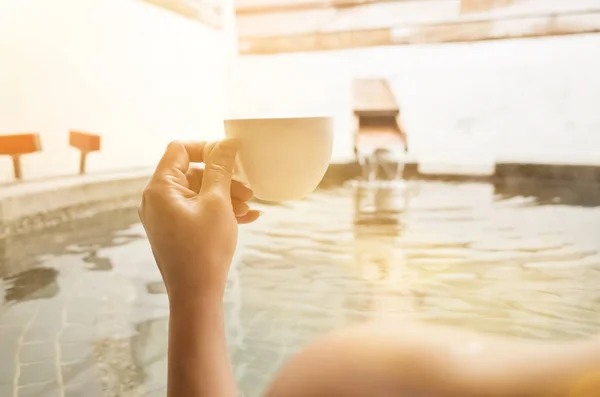 Visão Traseira Mulher Madura Asiática Segurar Uma Xícara Café Piscina — Fotografia de Stock