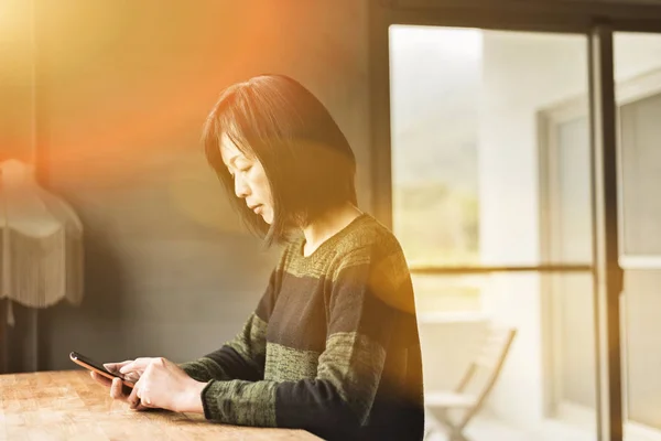 Asiatisk Kvinna Med Hjälp Mobiltelefon Huset — Stockfoto