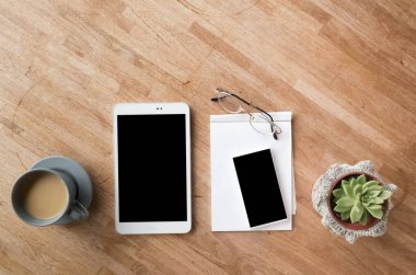 Smartphone ve tablet kimse ile ahşap masa