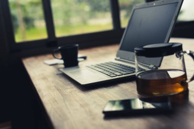 evde hiç kimse ile ahşap masa üstünde Laptop