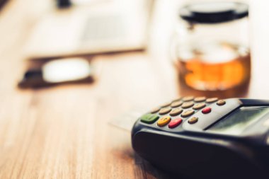 bir kredi kartı makine, ödeme veya alışveriş kavramı kullanarak