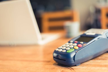 bir kredi kartı makine, ödeme veya alışveriş kavramı kullanarak