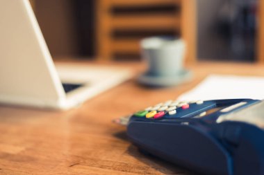 bir kredi kartı makine, ödeme veya alışveriş kavramı kullanarak