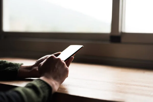 Mujer Usando Smartphone Imagen Primer Plano Con Mano — Foto de Stock