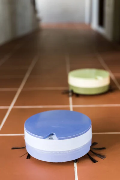 地面に自宅作業ロボット掃除機 — ストック写真