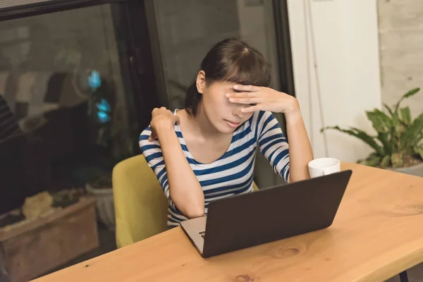 Rozzlobený Asijské Mladá Žena Doma Pomocí Přenosného Počítače — Stock fotografie
