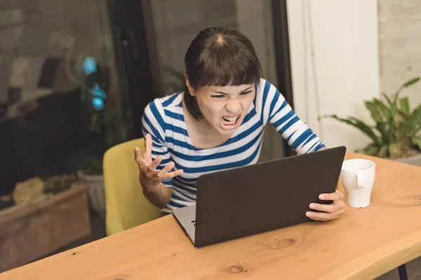 Irritado Asiático Jovem Mulher Usando Laptop Casa — Fotografia de Stock