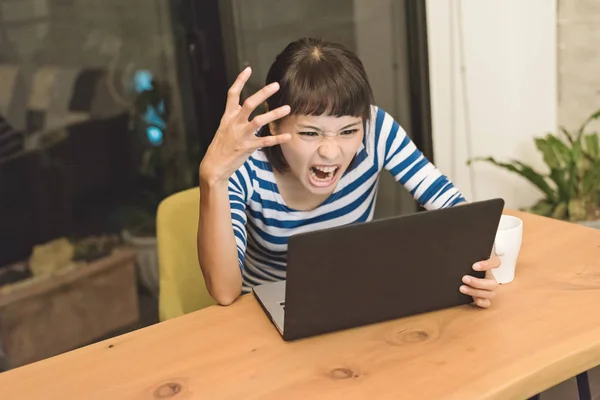 Irritado Asiático Jovem Mulher Usando Laptop Casa — Fotografia de Stock