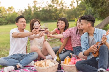 Asya insanlar bir piknik ile şarap almak