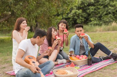 Asya insanlar bir piknik ile karpuz almak