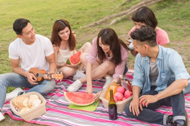 Asya insanlar bir piknik ile karpuz almak