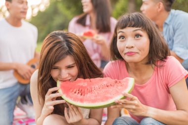 Asya insanlar bir piknik ile karpuz almak