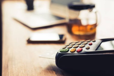 bir kredi kartı makine, ödeme veya alışveriş kavramı kullanarak