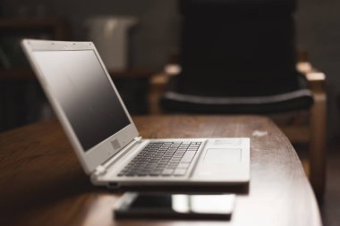 Laptop ve tablo kimse evde çalışma kavramı ile smartphone