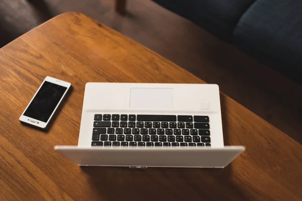 Laptop Smartphone Mesa Com Ninguém Conceito Trabalhar Casa — Fotografia de Stock
