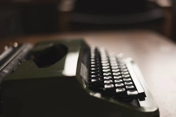 桌子上的绿颜色的老式打字机 — 图库照片