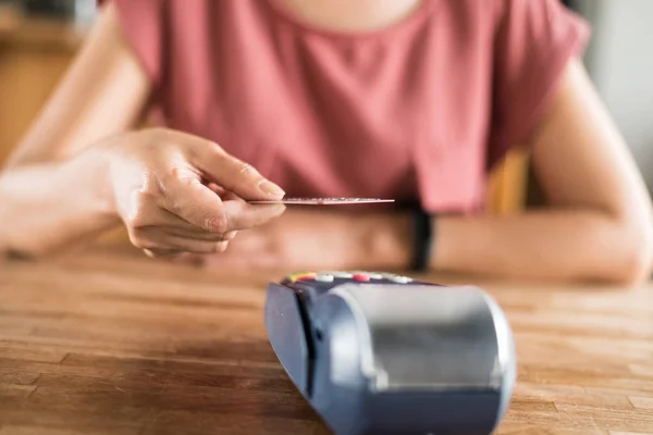 Woman Using Credit Card Concept Payment Shopping — Stock Photo, Image