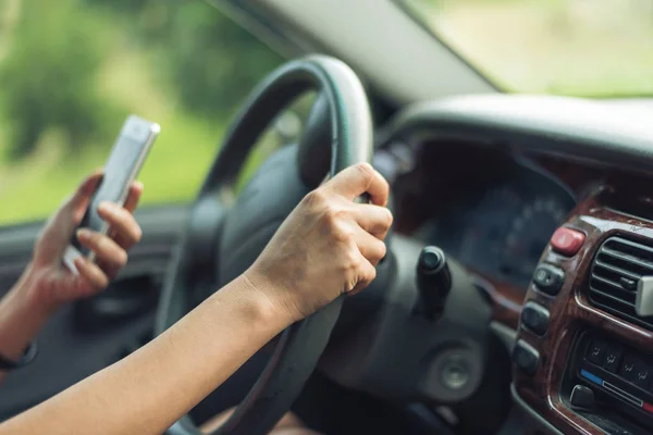 Conductor Las Mujeres Con Teléfono Celular Mano Mientras Conduce —  Fotos de Stock