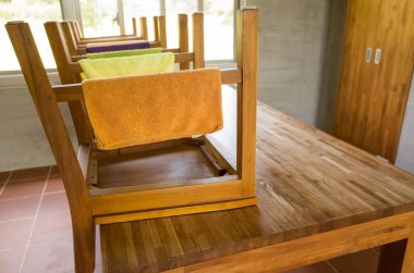 Masaya ahşap sandalyeleri ve temizliği koy.