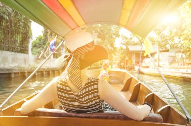 Asyalı kadın bir tekne turuna Bangkok Suüstü Pazarı ziyaret