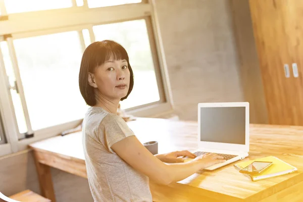 Aziatische Volwassen Vrouw Met Behulp Van Laptop Thuiswerken — Stockfoto