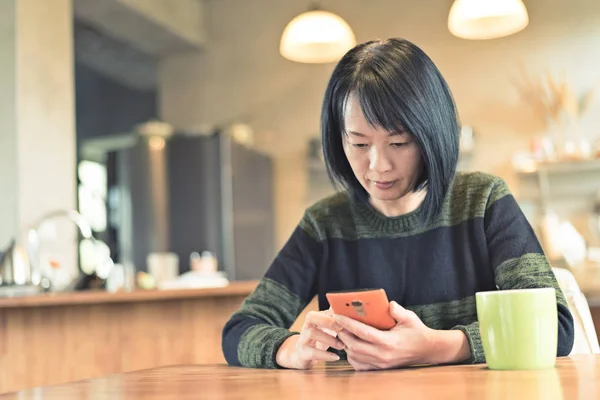 Asiatische Reife Frau Mit Smartphone Hause — Stockfoto
