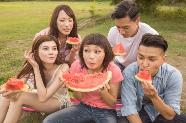 Asya insanlar bir piknik ile karpuz almak