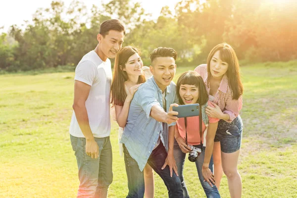 Personer Selfie Med Sina Vänner Parken — Stockfoto