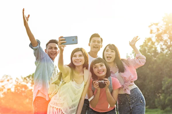 Selfie Gente Con Sus Amigos Parque — Foto de Stock