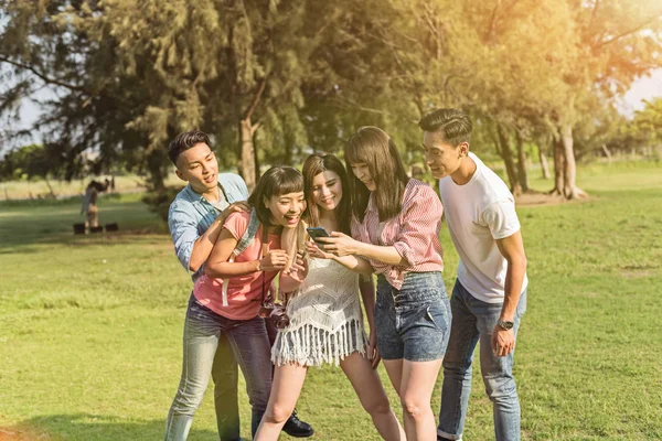 Asiatiska Människor Titta Något Cellphone Med Hans Vänner Parken — Stockfoto
