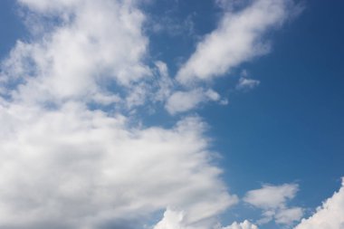 Mavi gökyüzünde beyaz bulutlar, cennette doğa arka planı