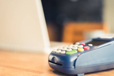 bir kredi kartı makine, ödeme veya alışveriş kavramı kullanarak