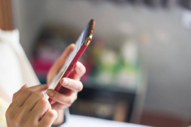 Evde yatakta Smartphone kullanan kadın