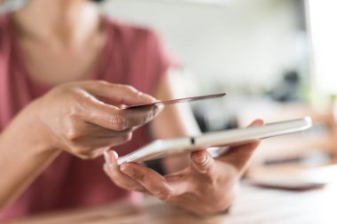 kredi kartı, ödeme kavramı ile veya alışveriş kadın