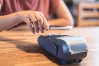 NFC teknolojisi ile bir akıllı telefon tarafından ödeme kadın