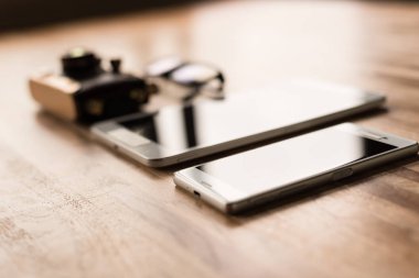 gözlük ve kimse evde çalışma kavramı ile masa üstünde laptop